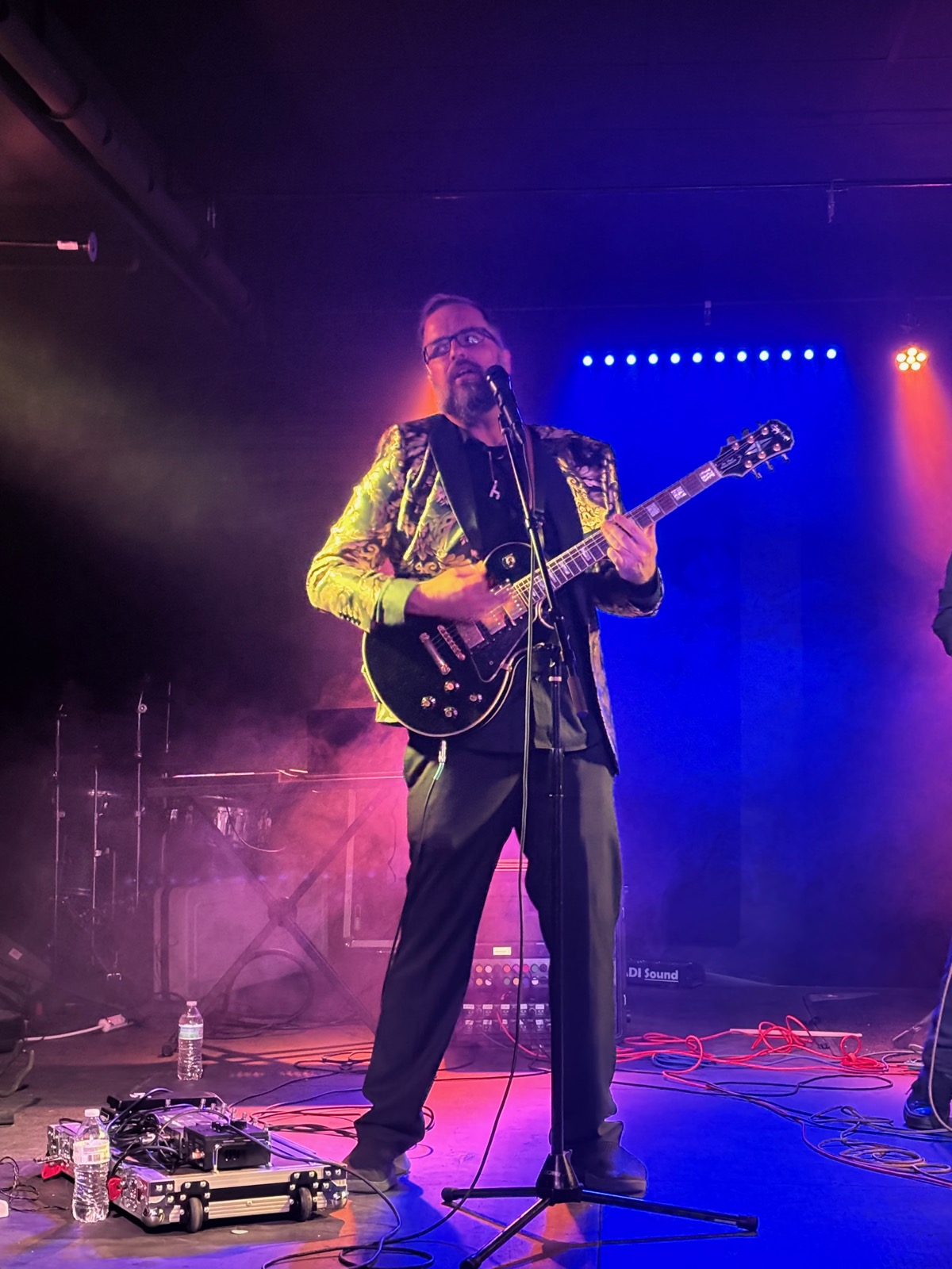 Andy Lenox of The Headless performing live at Flint Local 432.